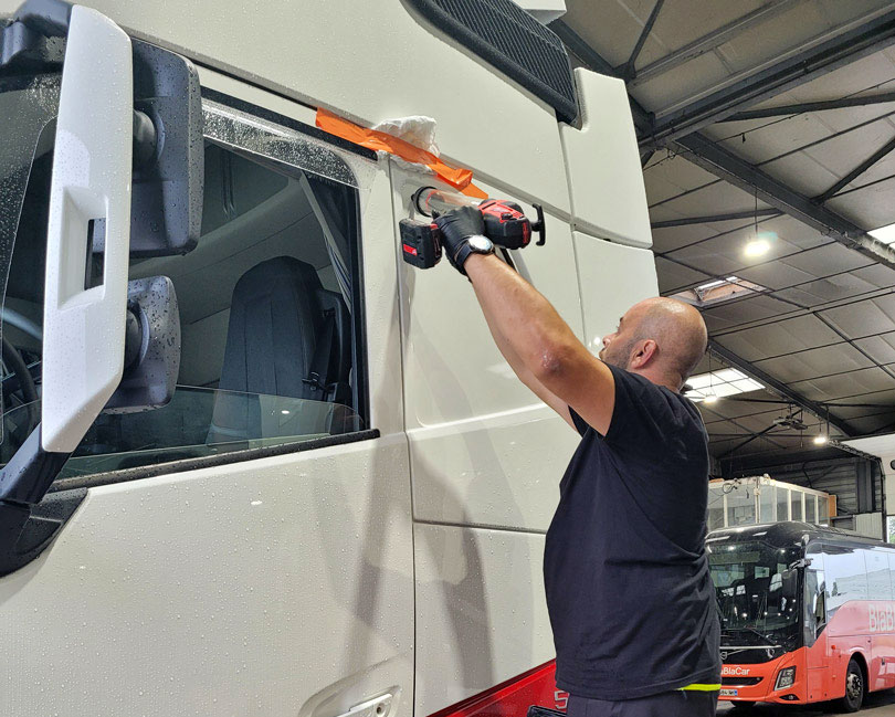 Remplacement et réparation de vitrage sur tous les camions.